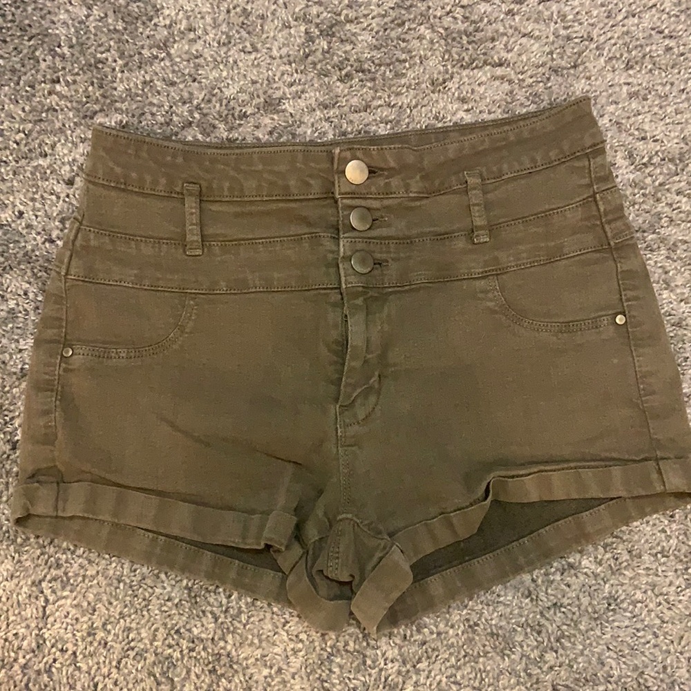 Refuge brand high waisted shorts. Size 8-runs small. Great condition.